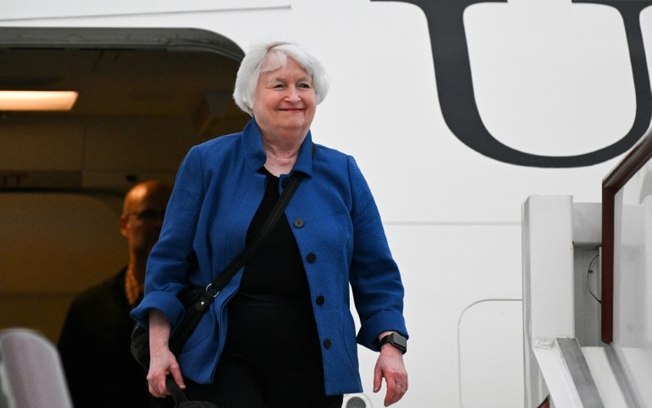 A secretária do Tesouro dos EUA, Janet Yellen, sai do avião que chegou a Guangzhou, sul da China, em 4 de abril de 2024