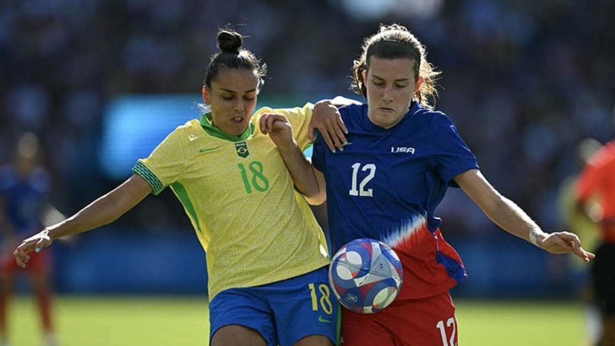 Gabi Portilho disputa a bola com a americana Tierna Davidson na final olímpica do futebol feminino 