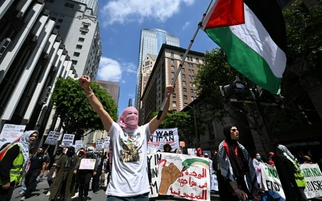 Manifestantes participam de protesto 'Greve por Gaza', pedindo um cessar-fogo permanente no conflito entre Israel e Hamas, em Los Angeles, em 15 de abril de 2024