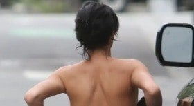 Esposa de Kanye West, Bianca Censori exibe bumbum em vestido transparente
