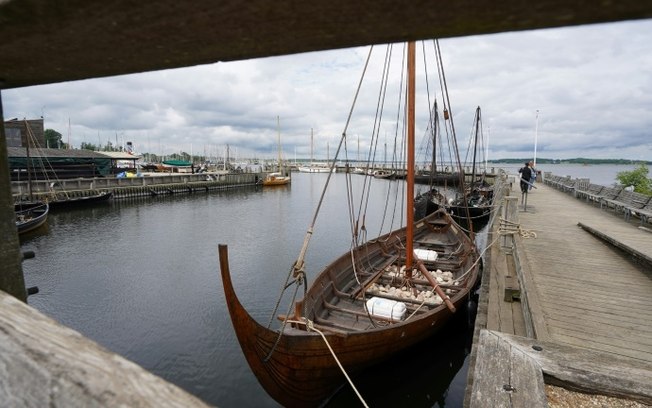 Embarcações vikings recriadas ficam atracadas em um porto próximo ao Museu do Navio Viking em Roskilde, Dinamarca, em 28 de maio de 2024