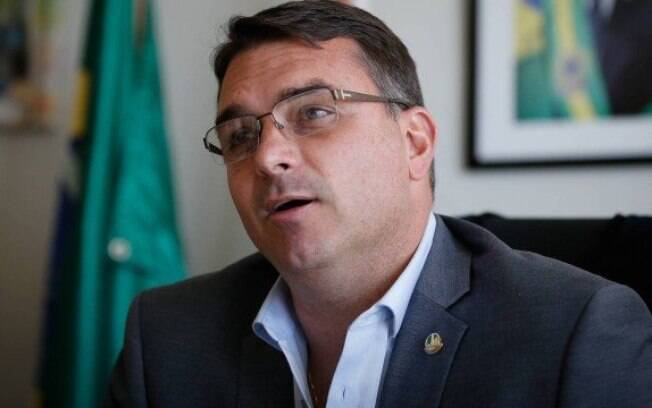 Flávio declarou à Receita o recebimento de R$ 250 mil de assessores de Jair Bolsonaro