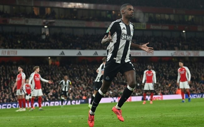 O atacante sueco do Newcastle, Alexander Isak, comemora o gol no jogo de ida da semifinal da Copa da Liga Inglesa contra o Arsenal, no Emirates Stadium, em Londres, no dia 7 de janeiro de 2025.