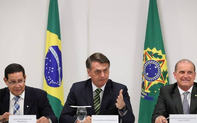 Presidente Jair Bolsonaro, nesta terça-feira (30), entre o vice-presidente Hamilton Mourão e o ministro da Casa Civil Onyx Lorenzoni
