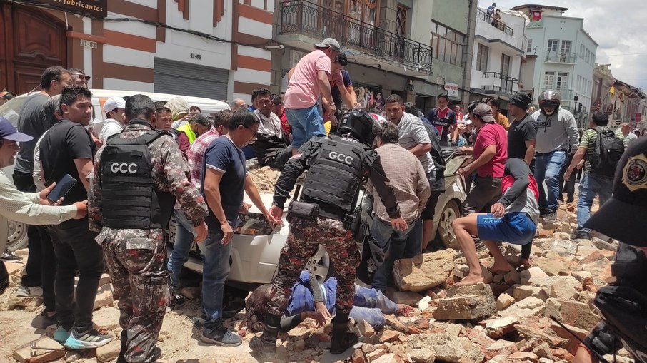 Muro caiu sobre carro e deixou uma pessoa morta em Cuenca