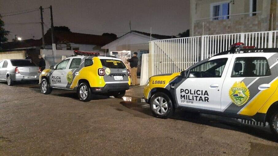 Autoridades chegando na frente da casa onde aconteceu o crime