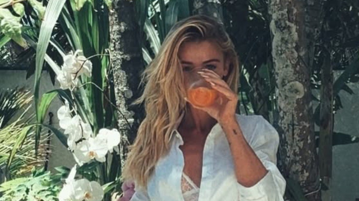 Cintia Dicker exibe curvas em fotos de lingerie branca: "Musa"