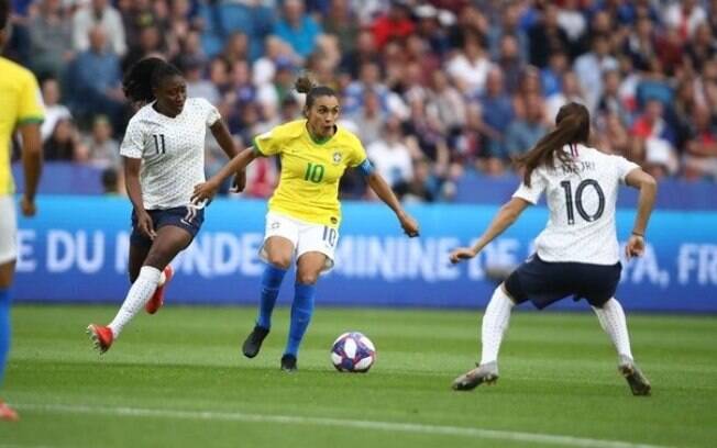 Marta em ação pelo Brasil diante da França, na Copa do Mundo feminina