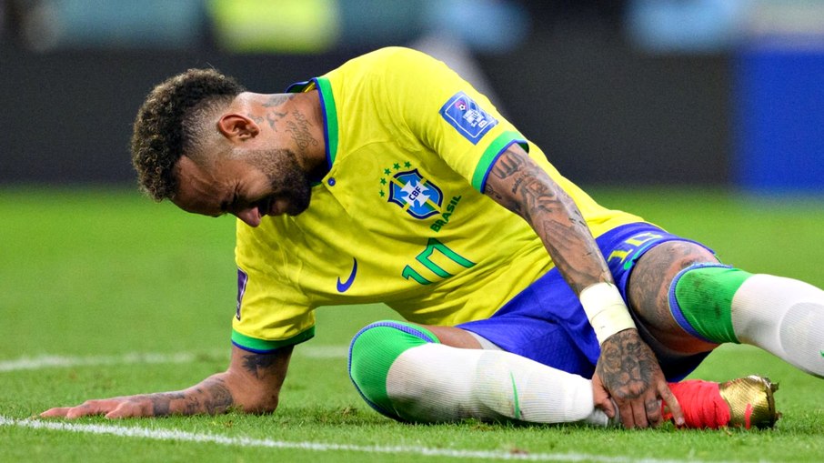 Neymar fica fora da primeira fase da Copa por entorse no tornozelo