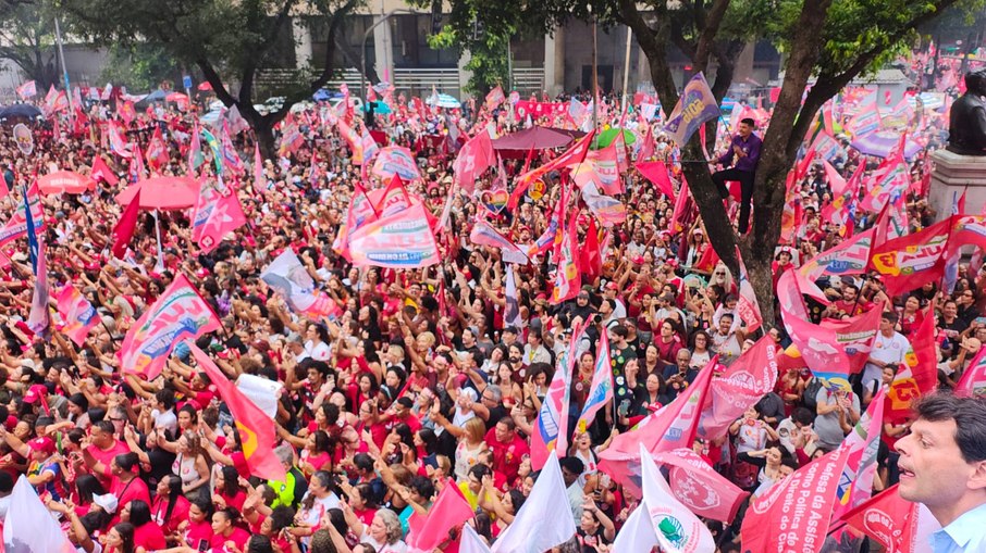 Multidão assiste Lula discursar no Centro do Rio Multidão assiste Lula discursar no Centro do Rio