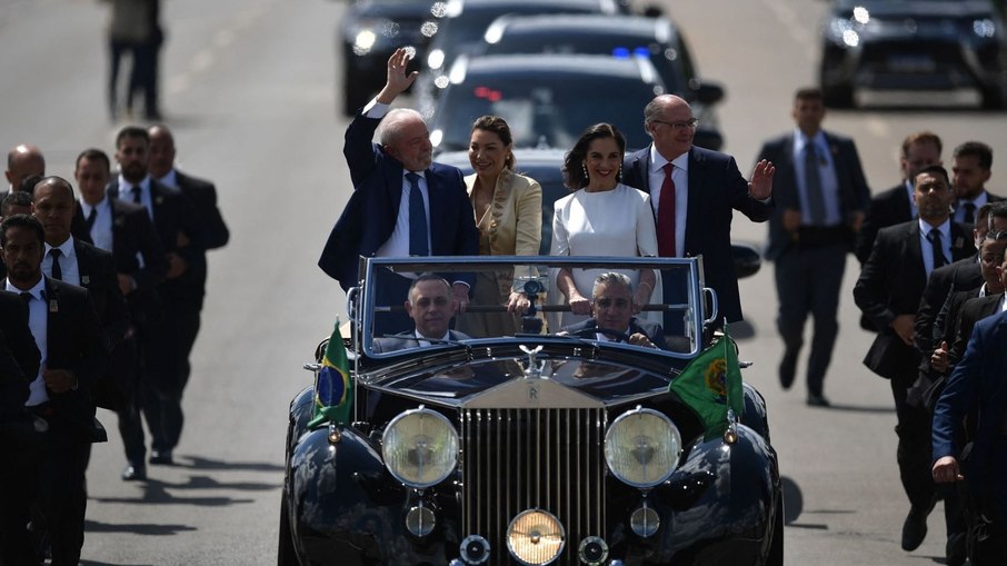 Lula, Janja, Lu e Geraldo Alckmin durante desfile no Rolls-Royce presidencial