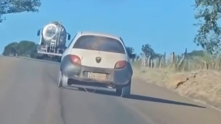 Carro circula sem pneu em rodovia de Goiás Carro circula sem pneu em rodovia de Goiás