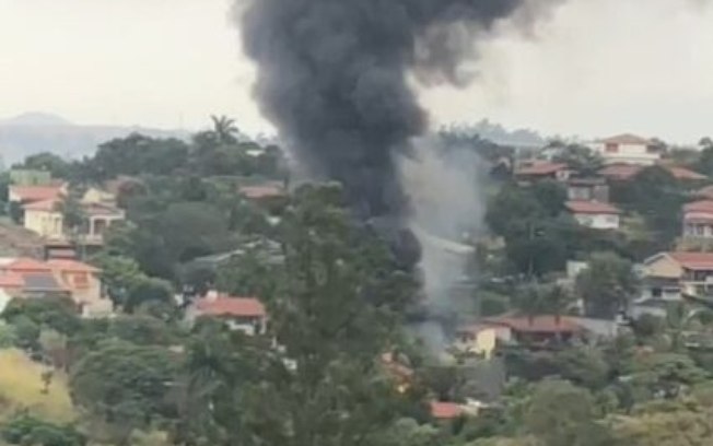 SP: avião da VoePass cai em área residencial de Vinhedo