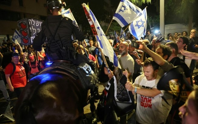 Polícia israelense dispersa manifestação em Tel Aviv, em 27 de abril de 2024