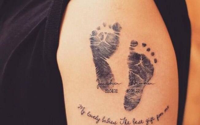 Carimbo dos pés da criança como tatuagem