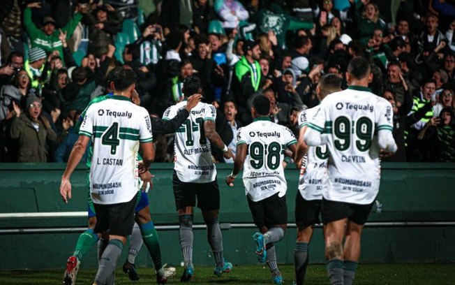 Coritiba vive jejum de vitórias e fica próximo ao Z-4 Coritiba vive jejum de vitórias e fica próximo ao Z-4