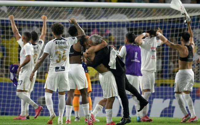 O técnico do Alianza Lima, o argentino Néstor Gorosito, comemora com seu time a vitória nos pênaltis sobre o Boca Juniors no dia 25 de fevereiro de 2025 pela segunda fase da Copa Libertadores no estádio La Bombonera, em Buenos Aires O técnico do Alianza Lima, o argentino Néstor Gorosito, comemora com seu time a vitória nos pênaltis sobre o Boca Juniors no dia 25 de fevereiro de 2025 pela segunda fase da Copa Libertadores no estádio La Bombonera, em Buenos Aires