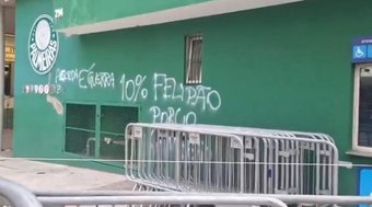 Muro%20da%20sede%20social%20do%20Palmeiras%20%C3%A9%20pichado%20em%20protesto