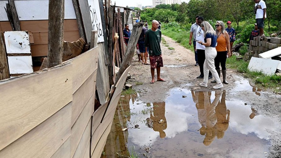 Servidores da Secretaria de Assistência Social cadastram moradores cujas residências foram afetadas pelas chuvas