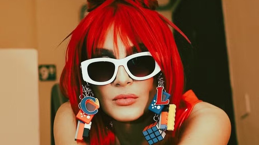 Claudia Leitte usa peruca vermelha para apresentações em bloco de rua