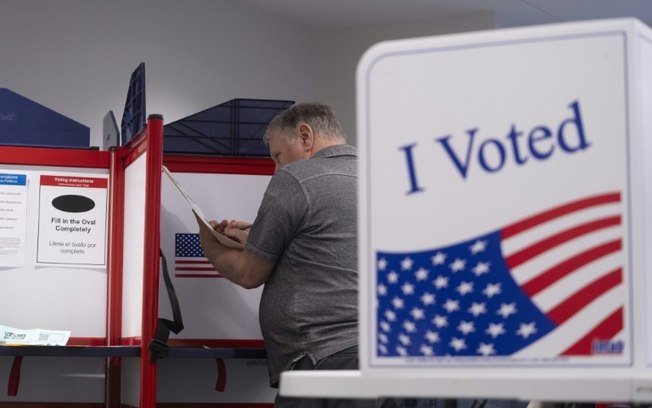 Eleitor em uma seção eleitoral para votar de maneira antecipada nas eleições americanas, em Arlington (Virgínia), nos Estados Unidos, em 20 de setembro de 2024