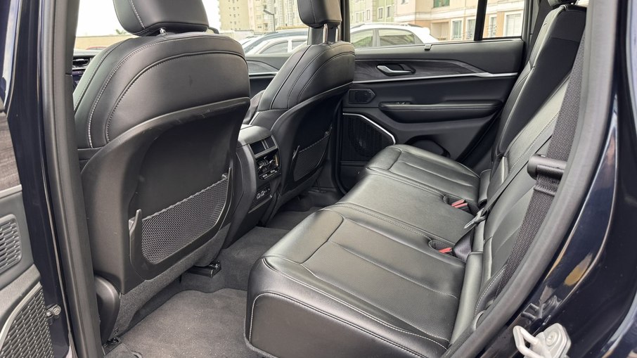 Jeep Grand Cherokee trata bem quem vai no banco traseiro Jeep Grand Cherokee trata bem quem vai no banco traseiro