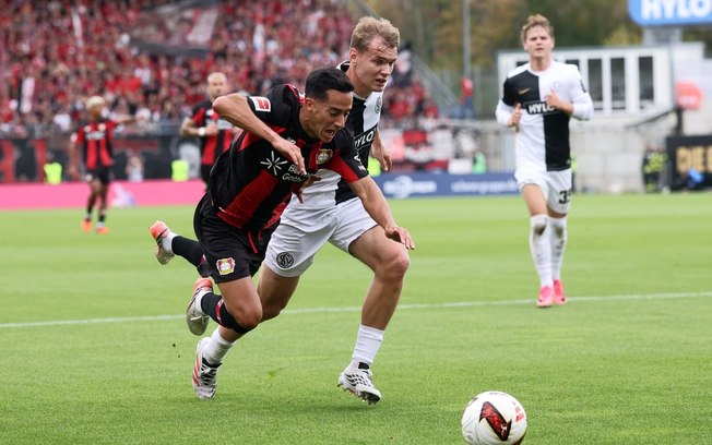 Mokwa (à direita) faz o terceiro gol do Elversberg sobre o Leverkusen