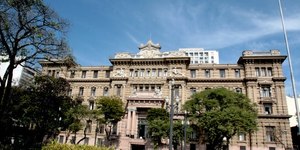 Casos na justiça para conseguir remédio crescem em cidade de SP