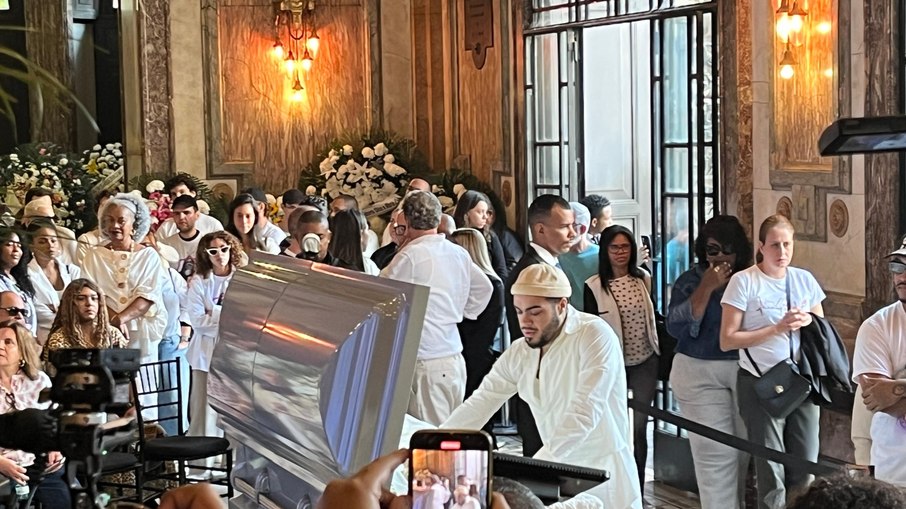 Francisco Gil se despede da mãe em velório no Rio