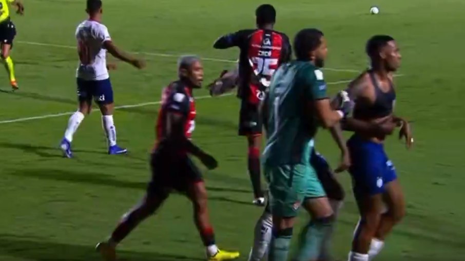 Cacá tomou a camisa de Jean Lucas no meio da confusão