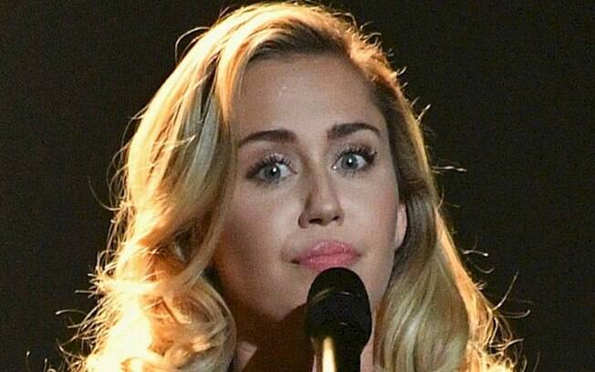 Miley Cyrus faz pouso de emergência após avião ser atingido por um raio