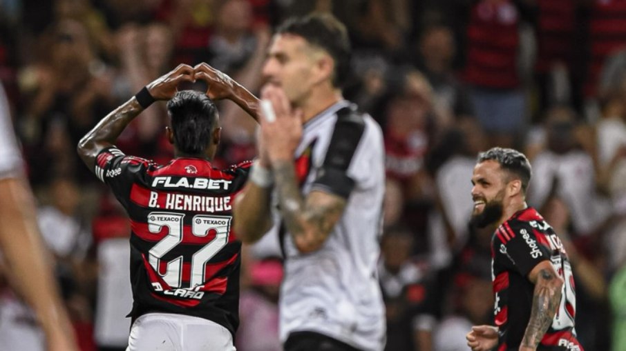 Flamengo vence o Vasco e avança à semifinal do Campeonato Carioca Flamengo vence o Vasco e avança à semifinal do Campeonato Carioca