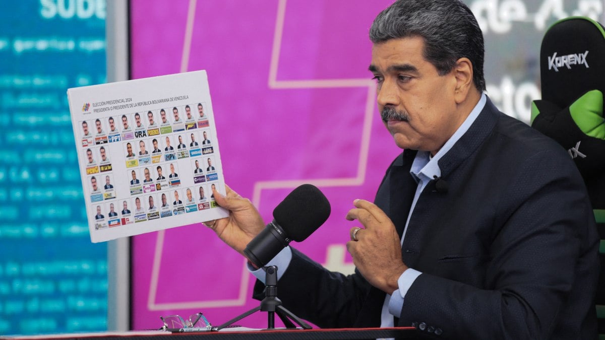 Nicolás Maduro com uma cédula de votação 