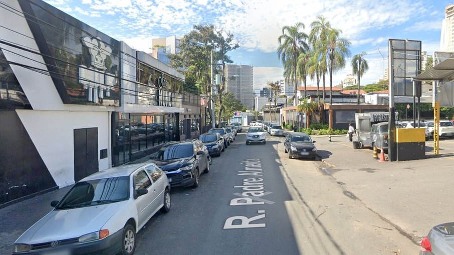 Disparos atingiram jovens que estavam na frente da Boate Milk, localizada na Rua Padre Vieira, em Campinas.