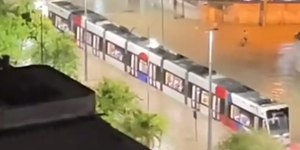 Chuvas em SP: VLT "naufraga" e Linha 7 tem lentidão; veja vídeo