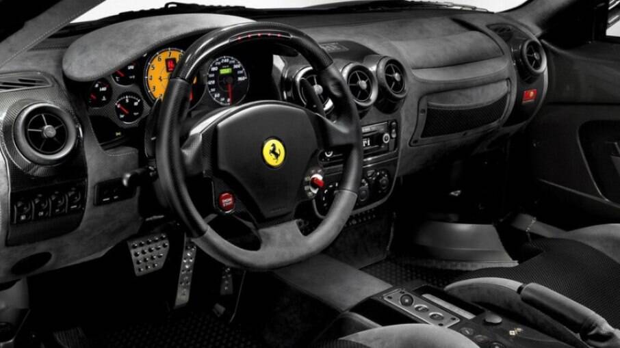 Herdado O manettino dos modelos da Ferrari, um seletor de funções, virou marca registrada da marca
