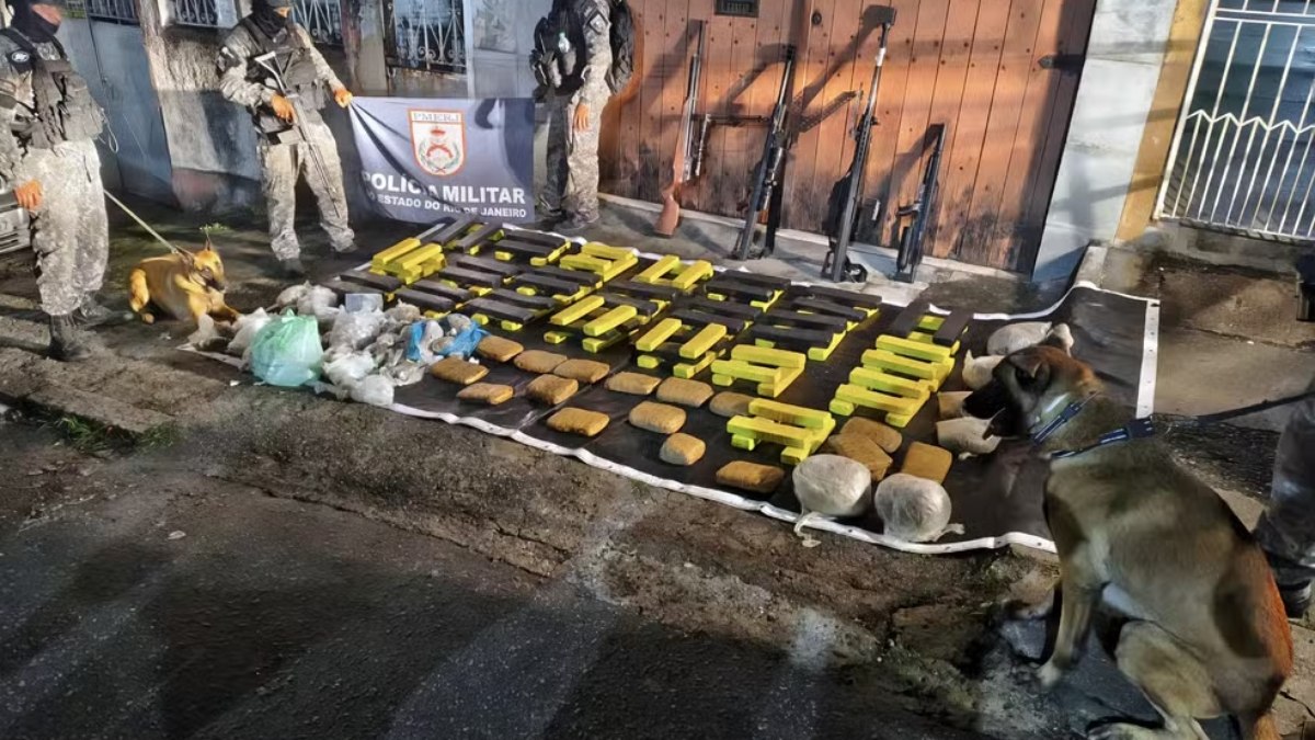 Réplicas de armas e drogas apreendidas pela Polícia Militar Réplicas de armas e drogas apreendidas pela Polícia Militar