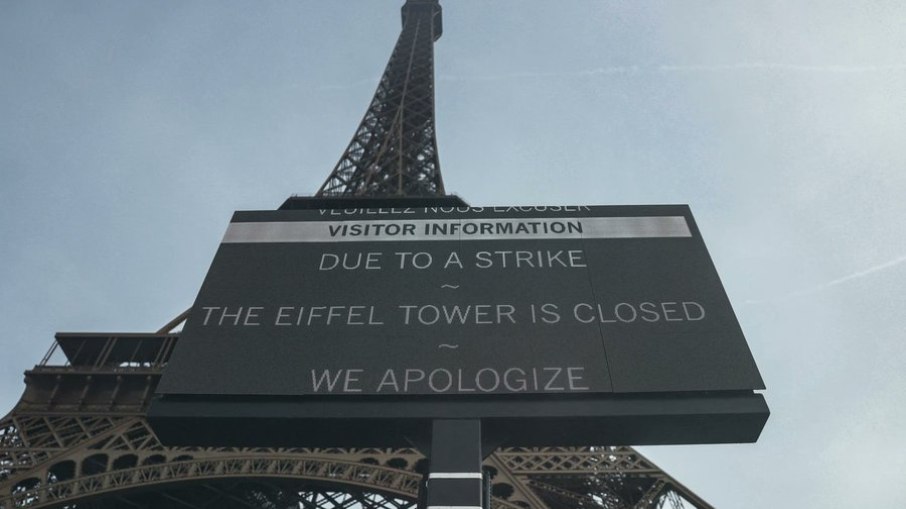Empresa SETE colocou placa pedindo desculpas durante o fechamento da Torre Eiffeli Empresa SETE colocou placa pedindo desculpas durante o fechamento da Torre Eiffeli