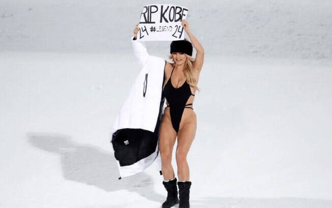 Modelo Kinsey Wolanski invadiu competição de esqui para homenagear Kobe Bryant