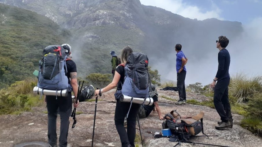 Montanhistas percorrem os campos de altitude do Pico dos Marins, região marcada por neblina intensa, trilhas pouco visíveis e terreno de difícil navegação