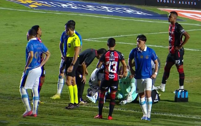Weverton se sentiu mal antes de começar o jogo no Barradão