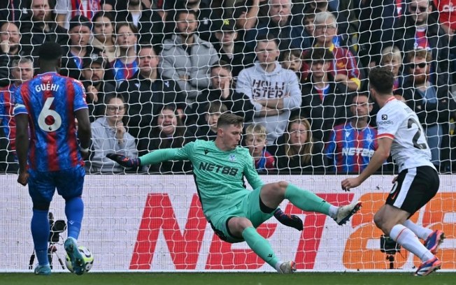 O atacante português do Liverpool, Diogo Jota (à direita), marca o gol da vitória contra o Crystal Palace, em 5 de outubro de 2024, no estádio Selhurst Park, em Londres