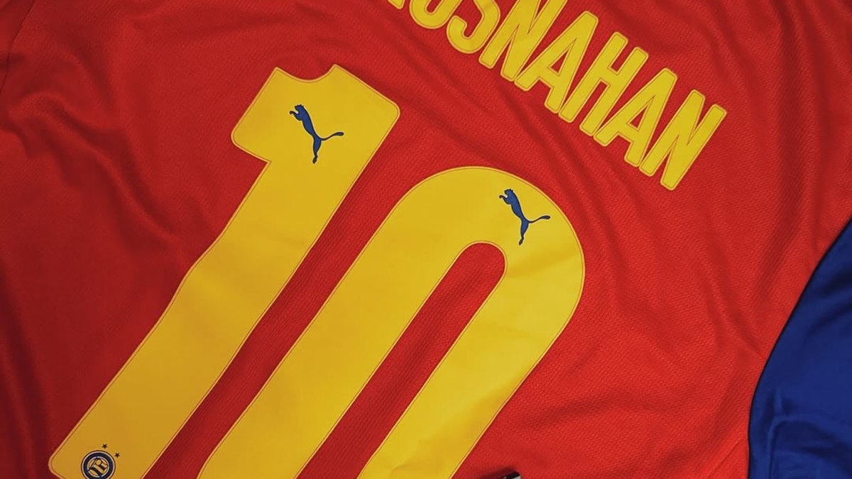 Atriz de Hollywood vaza imagem da nova camisa do Bahia