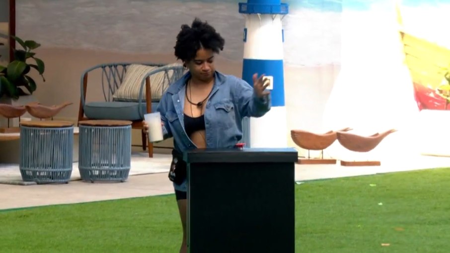 Milena aperta botão de dinâmica no BBB