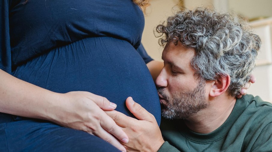Qual é o momento ideal para voltar ao sexo após o parto? Especialistas comentam