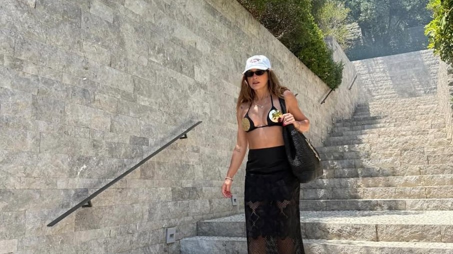 Flávia Alessandra posa com biquíni ousado durante férias na Turquia