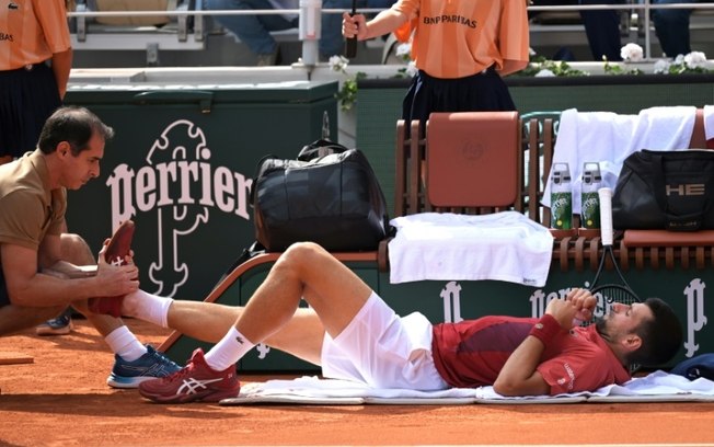 Novak Djokovic recebeu atendimento médico durante a vitória sobre Francisco Cerúndolo em Roland Garros