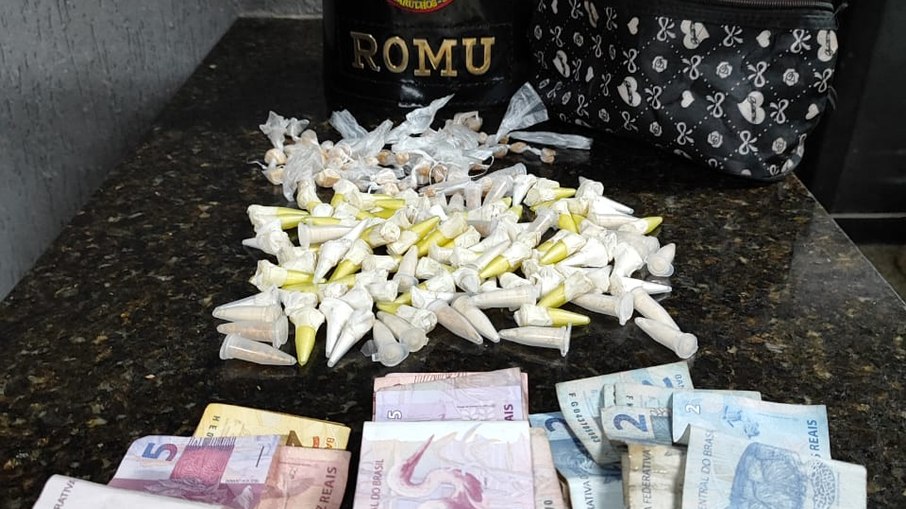 Perícia confirmou 162 embalagens de cocaína prontas para comercialização e 161 reais em dinheiro.