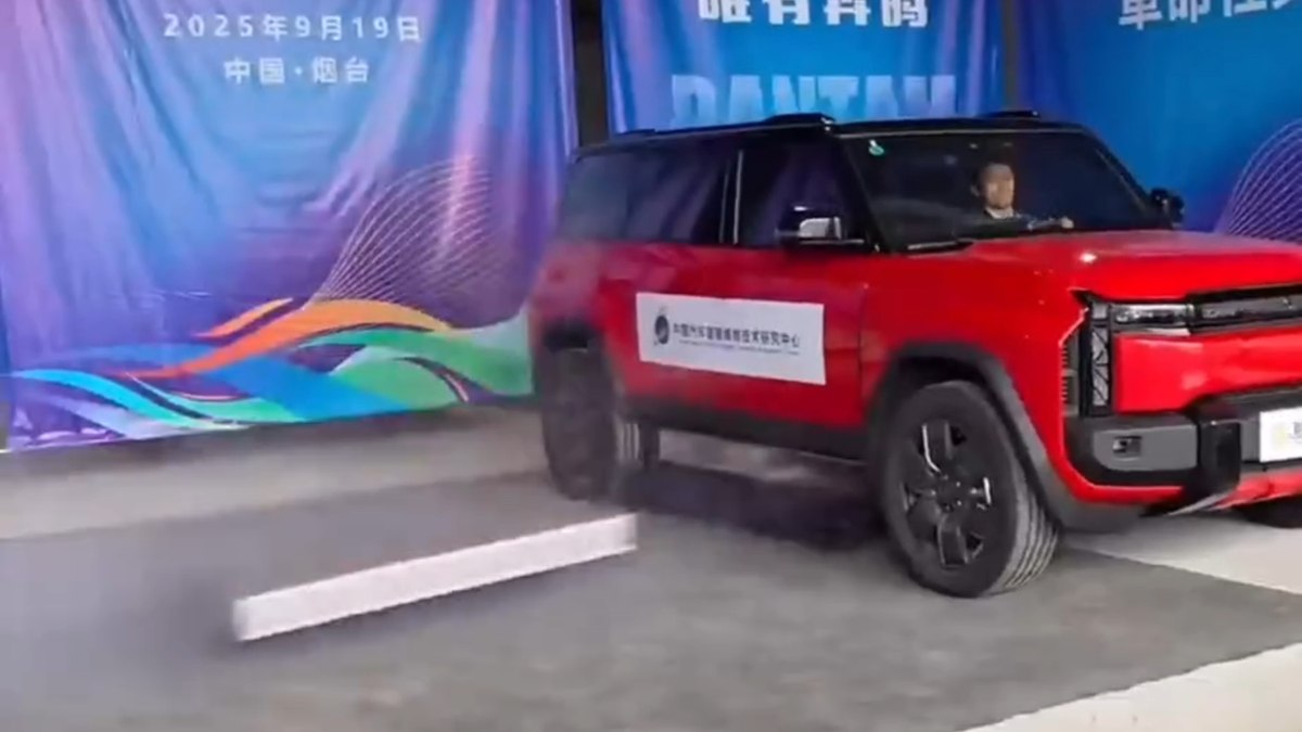 China testa ejeção de bateria de carro elétrico após acidente China testa ejeção de bateria de carro elétrico após acidente