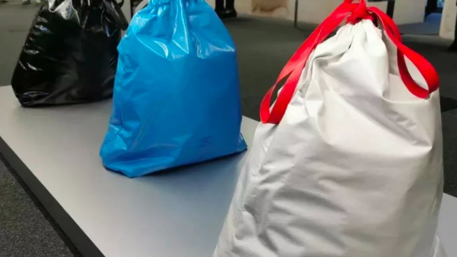 Grife vende bolsa inspirada em saco plástico por US$ 1.790